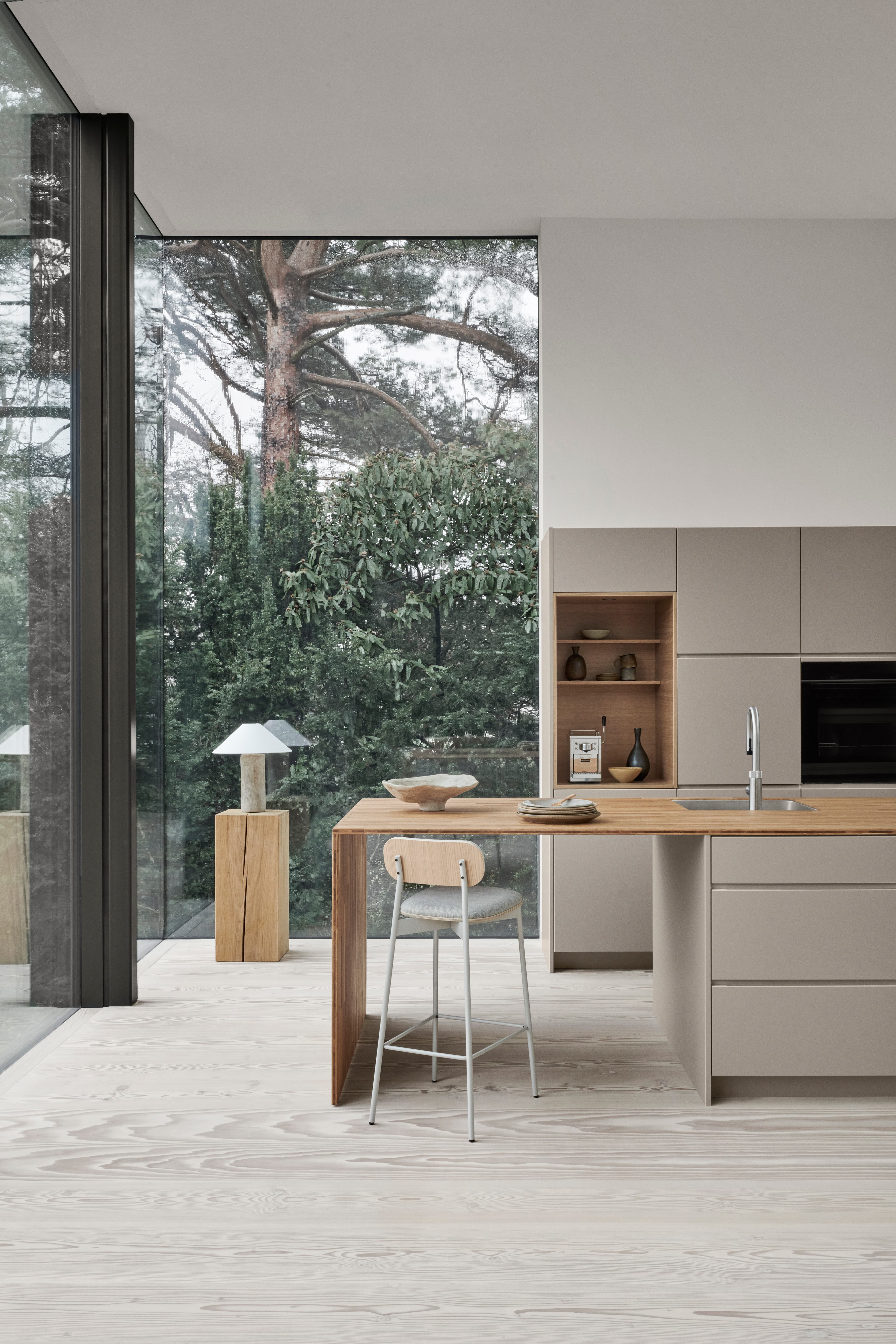 MANO arizona beige kitchen with sleek, minimalist design, featuring handleless cabinets and integrated appliances, embodying Nordic elegance.